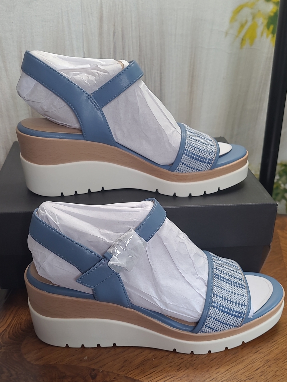New in box! Naturalizer Soul Graciela Blue Faux Raffia Womens 8 Wedge Sandals